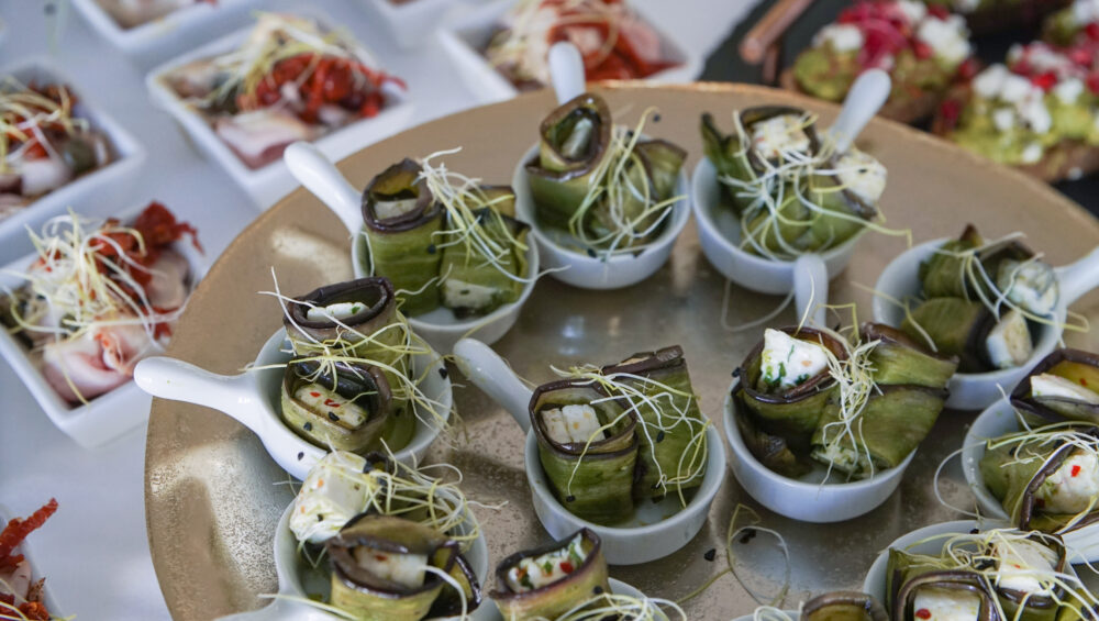 vegetariánské fingerfood lžičky s okurkou a čerstvým sýrem