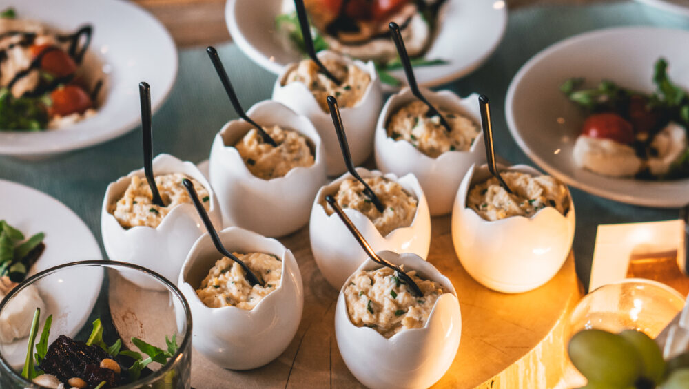 fingerfood vajíčka v roztomilých nádobách na hostinu