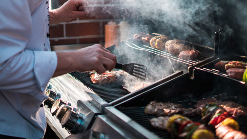 záběr na kuchaře v rondonu vařící na grillu