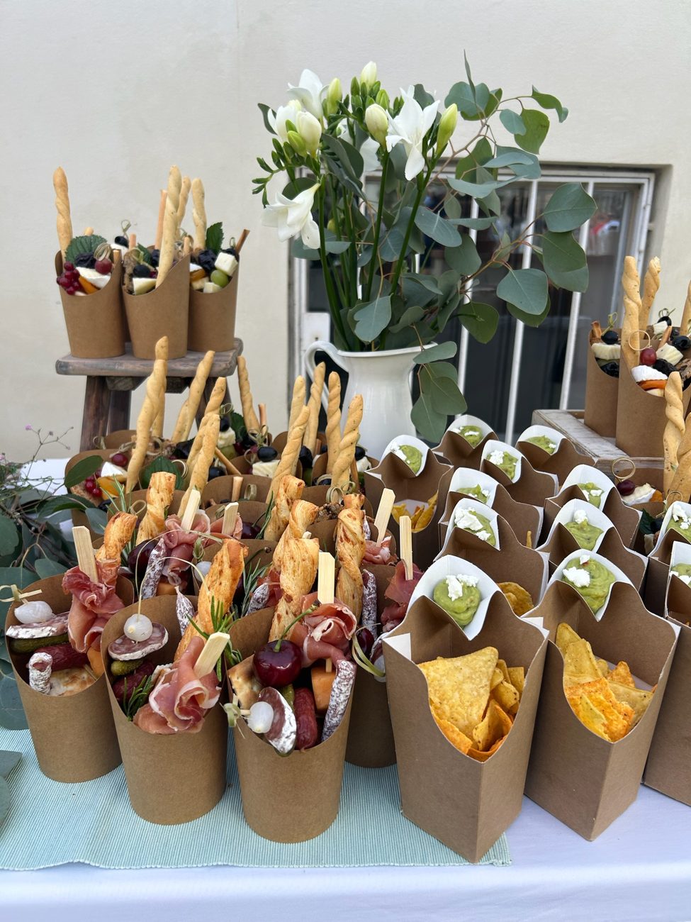 Kornoutky s prosciuttem, grissini a nachos na svatební raut