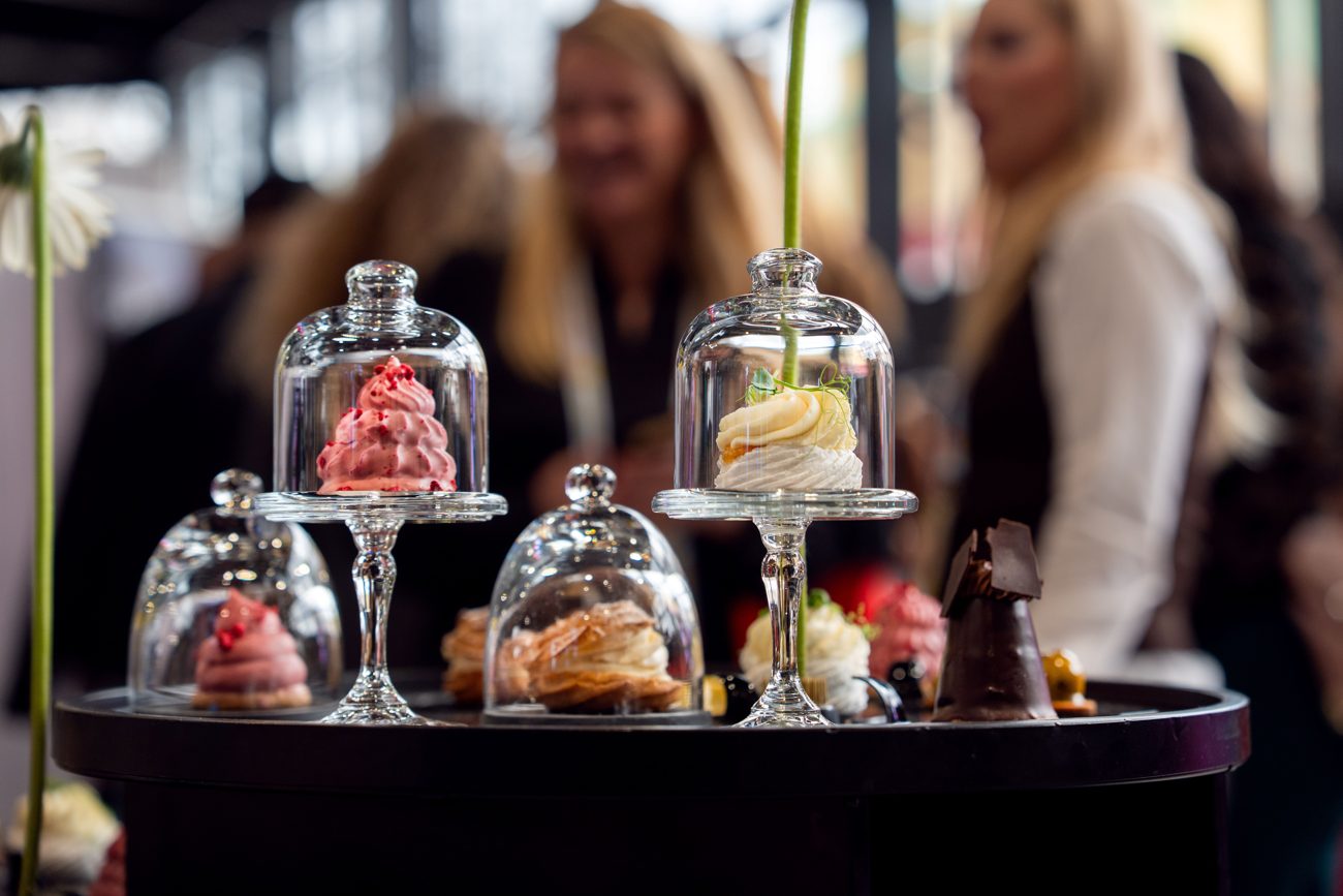 Sweet bar se zákusky pod skleněnými poklopy