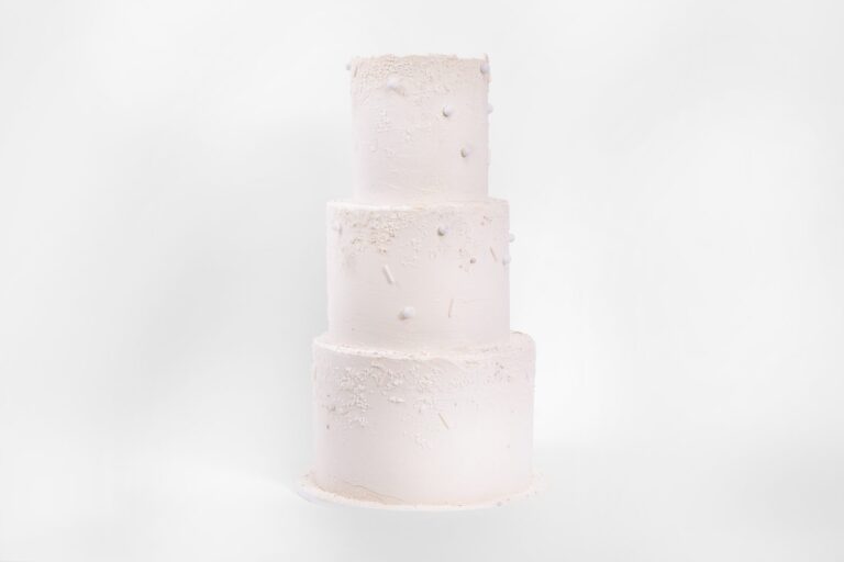 bílý minimalistický patrový dort