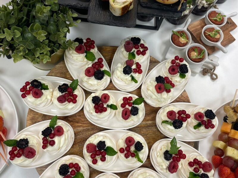 Coffee break catering – zákusky se šlehačkou a čerstvým ovocem, wrapy a obložené housky