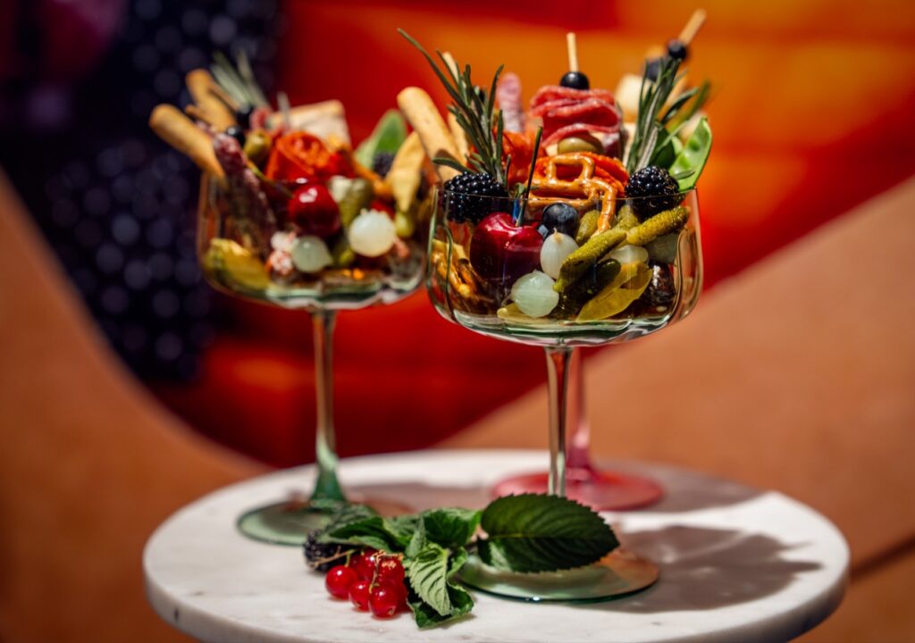 Deli skleničky – fingerfood s uzeninami, sýry a ovocem ve skleničce od Českého cateringu
