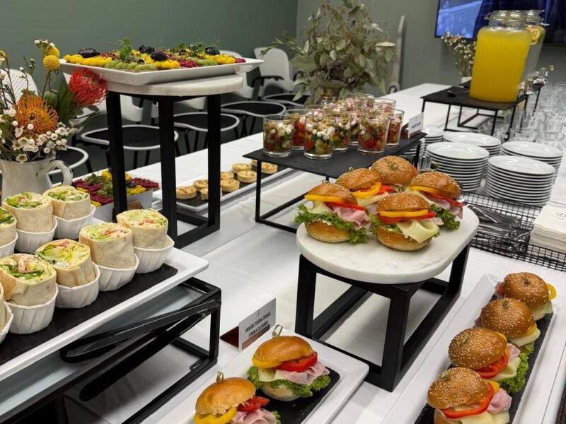 Firemní snídaně v kanceláři – bagely, jogurty s granolou a džus od Českého cateringu