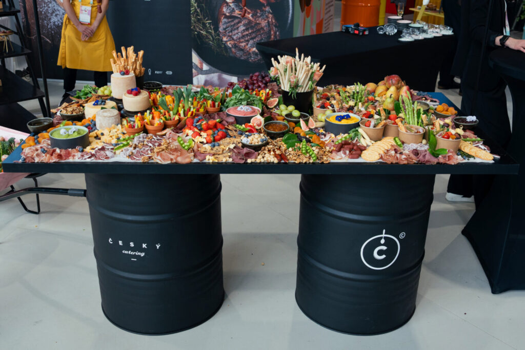 Plný stůl – bohatý catering na firemní akci v Praze od Českého cateringu