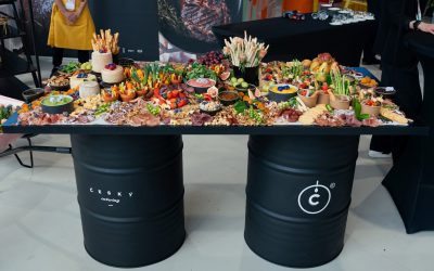 plný stůl cateringu na černých sudech Českého cateringu