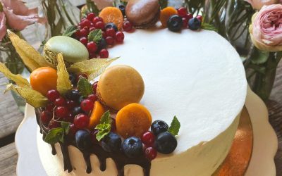 svatební dort s ovocem a makronkami